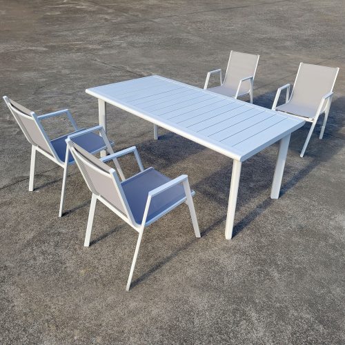 Puerto Belize spisegruppe, bestående av fire stoler med textilene stoff og aluminium hagebord.